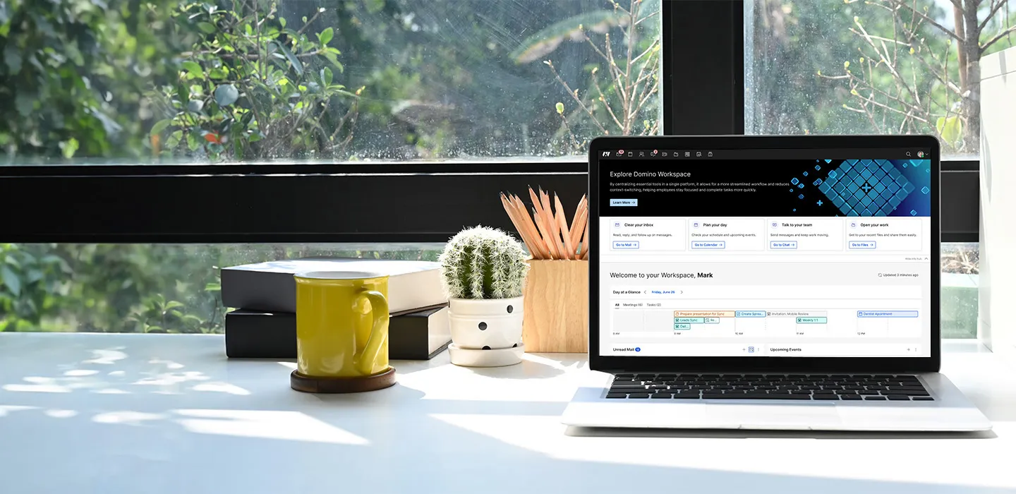Laptop mit dem Dashboard von HCL Domino Workspace auf einem Schreibtisch am Fenster