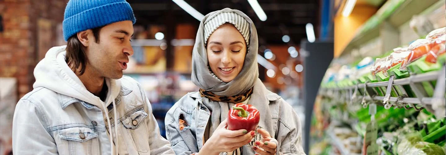 Kundschaft prüft Gemüse in der Obst- und Gemüseabteilung eines Lebensmittelmarkts